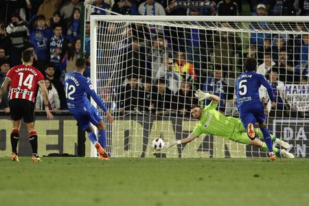 Simón detiene el penalti a Greenwood,  delantero del Getafe