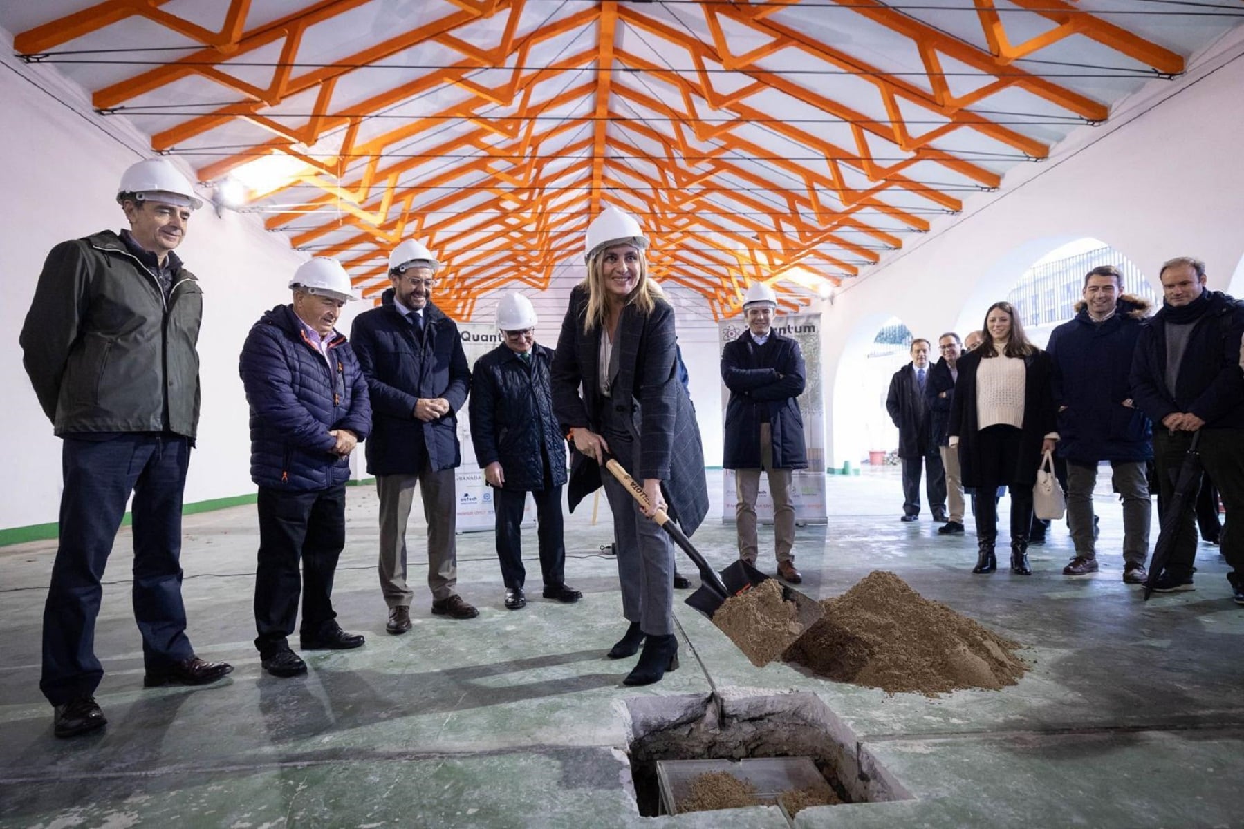 La alcaldesa de Granada, Marifran Carazo, coloca la primera piedra del centro 'iQuantum Granada'