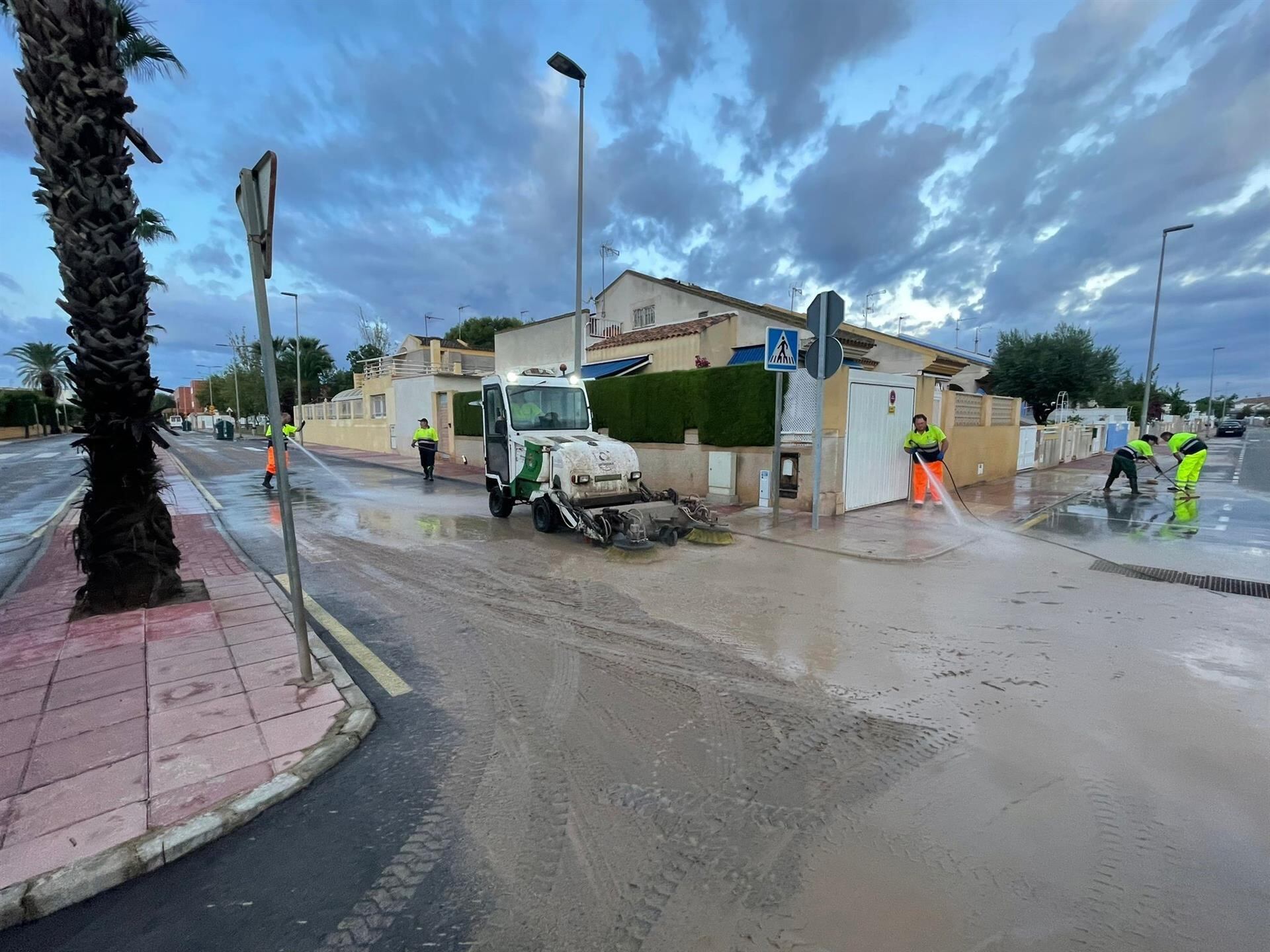 Tareas de limpieza en Los Alcázares