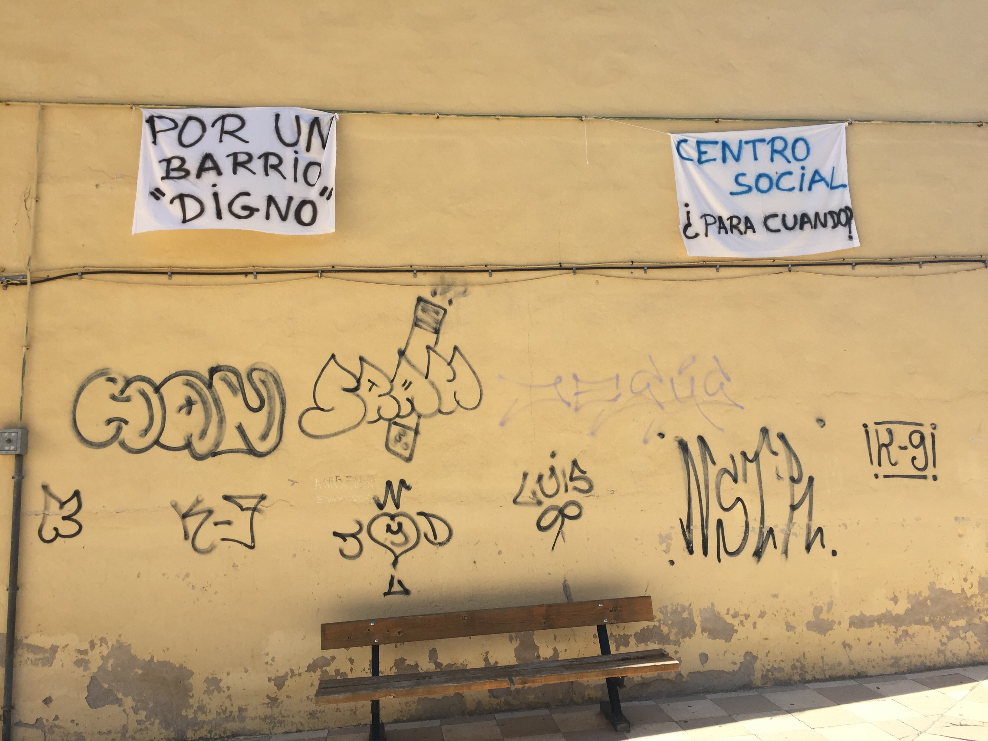 Pancartas vecinales en el barrio de la Paz de Cuenca en 2017
