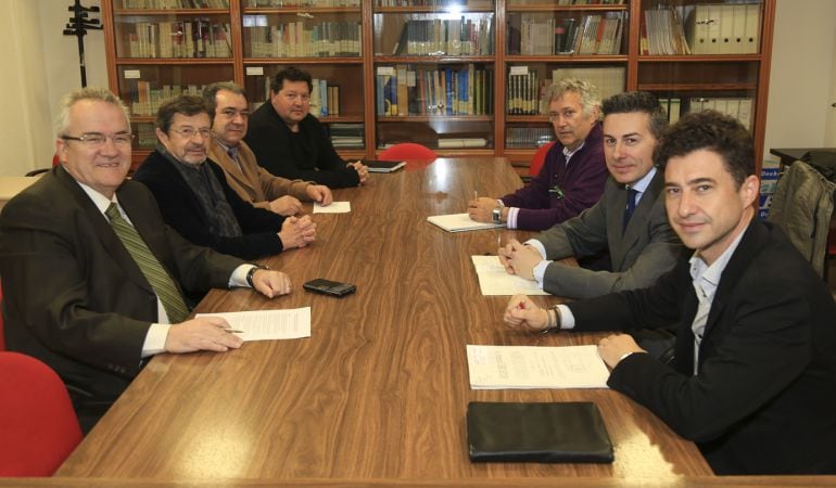 Ayuntamiento y empresarios del Polígono Inidustrial Butarque de Leganés firman un convenio para el mantenimiento de la zona. 