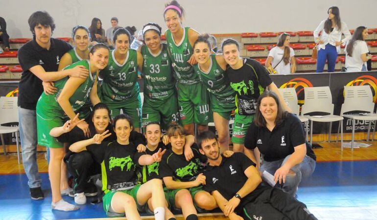 La plantilla del Lacturale Araski celebra una victoria en la fase de ascenso a Liga Femenina.