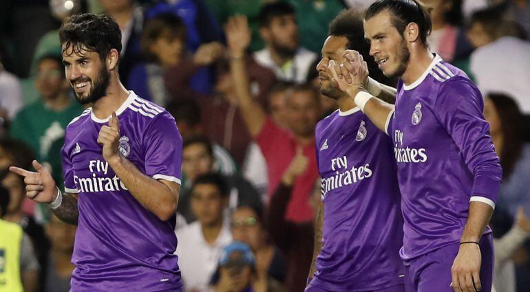 Los jugadores del Real Madrid celebran el tanto de Isco, el quinto de los blancos en el Villamarín.