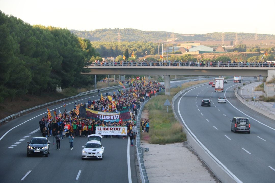 Pla obert de la columna de la Marxa per la Llibertat que ha sortit aquest dijous des de Vilafranca del Penedès just en el moment d&#039;entrar a l&#039;AP7. Imatge del dijous 17 d&#039;octubre de 2019. 