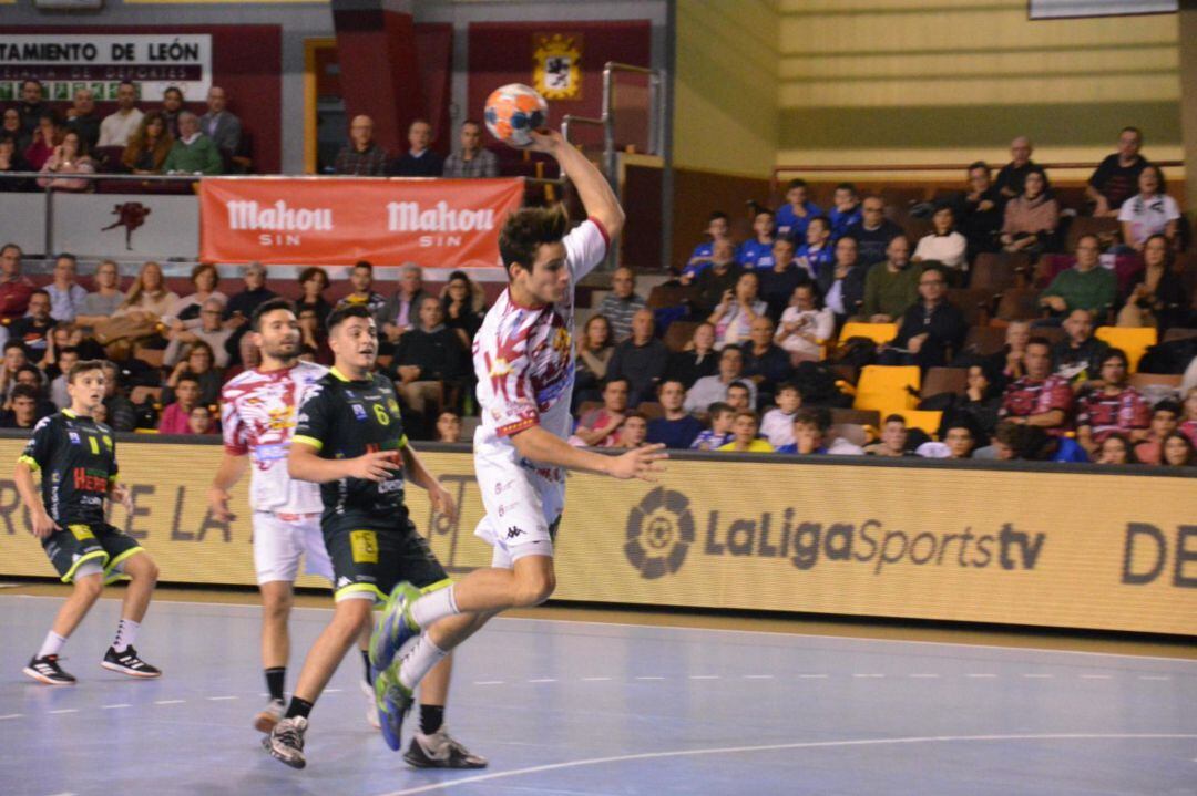 Gonzalo Pérez intenta un lanzamiento a portería