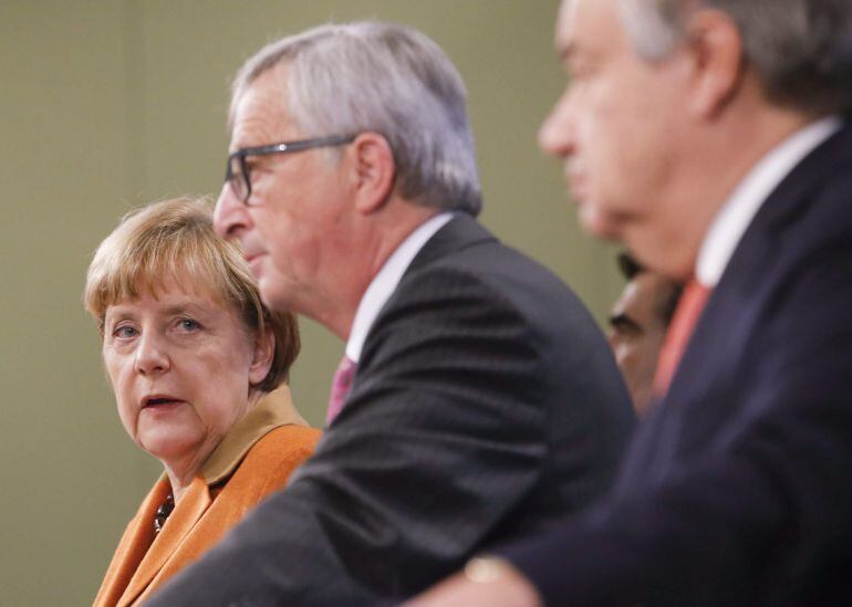 Angela Merkel, junto a Jean-Claude Juncker y Antonio Guterres, durante la minicumbre de la Unión Europea para afrontar la crisis de los refugiados