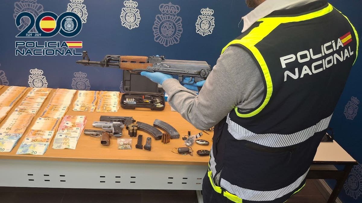 La Policía Nacional detiene en Alicante a seis personas por blanqueo de capitales e interviene un arma de guerra