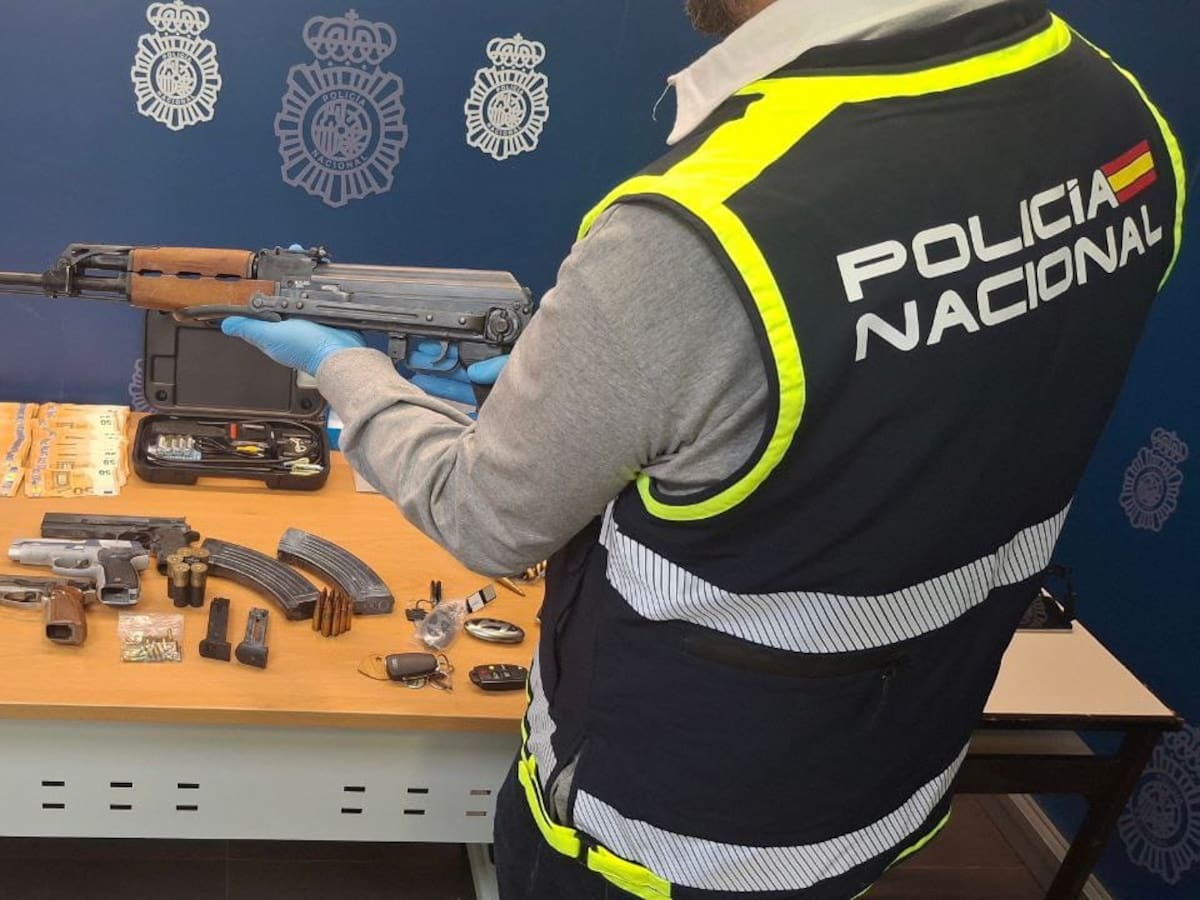 La Policía Nacional detiene en Alicante a seis personas por blanqueo de capitales e interviene un arma de guerra