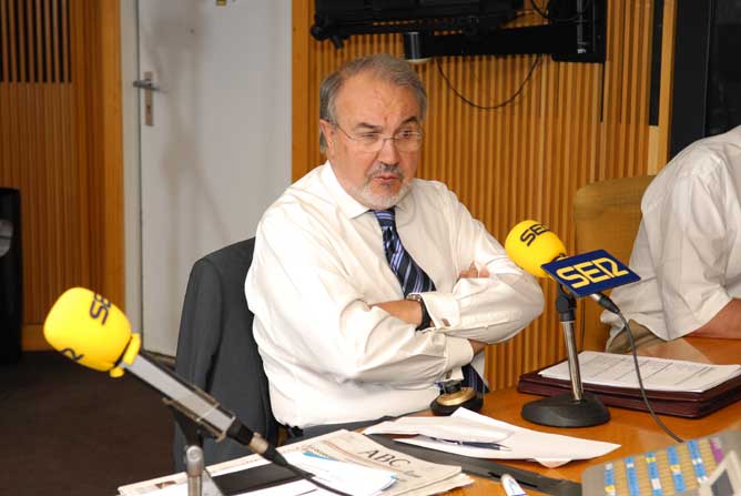 Pedro Solbes ante los micrófonos de la Cadena SER, en &#039;Hoy por hoy&#039;