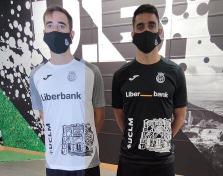 Iván Rubio y José Vega con las nuevas equipaciones