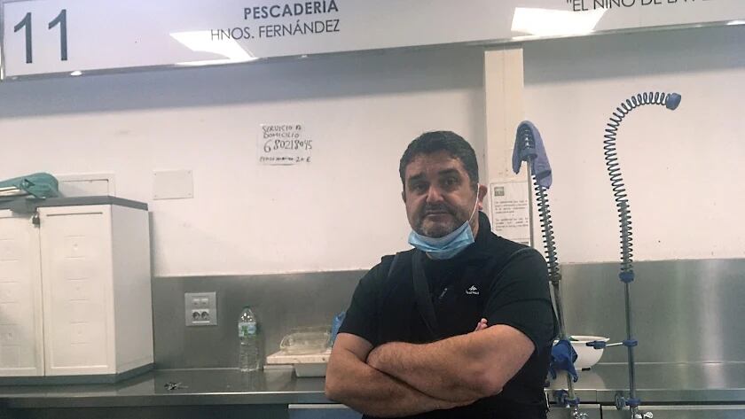 El paro de la flota lleva al cierre de la mitad de las pescaderías en Almería. Francisco Fernández, sin pescado fresco.