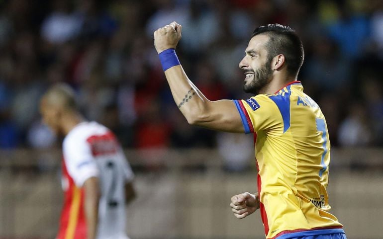 Álvaro Negredo del Valencia celebra el gol anotadon ante el Mónaco.