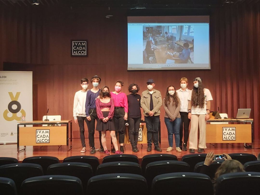 Rafael Amorós con los alumnos y profesoras participantes en este proyecto en el salón de actos de IVAM CADA Alcoi
