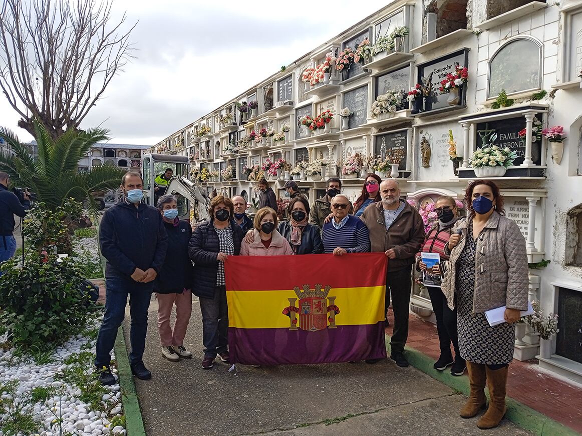 Visita del Foro por la Memoria al cementerio