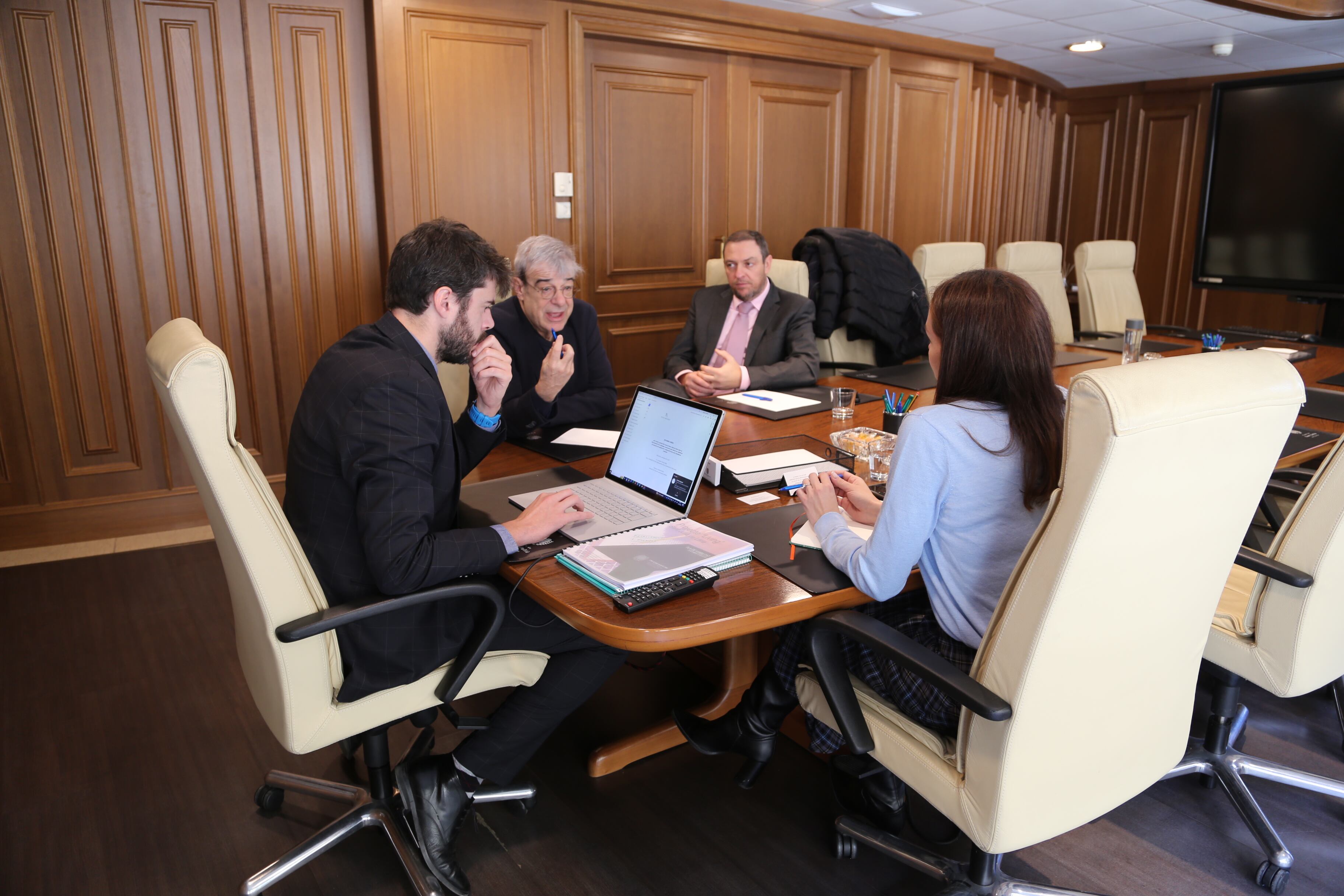 El ministre d&#039;Educació i el secretari d&#039;Estat, Ladislau Baró i Joan Anton Bardina, s&#039;han reunit amb els cònsols lauredians, Cerni Cairat i Sofia Cortesao