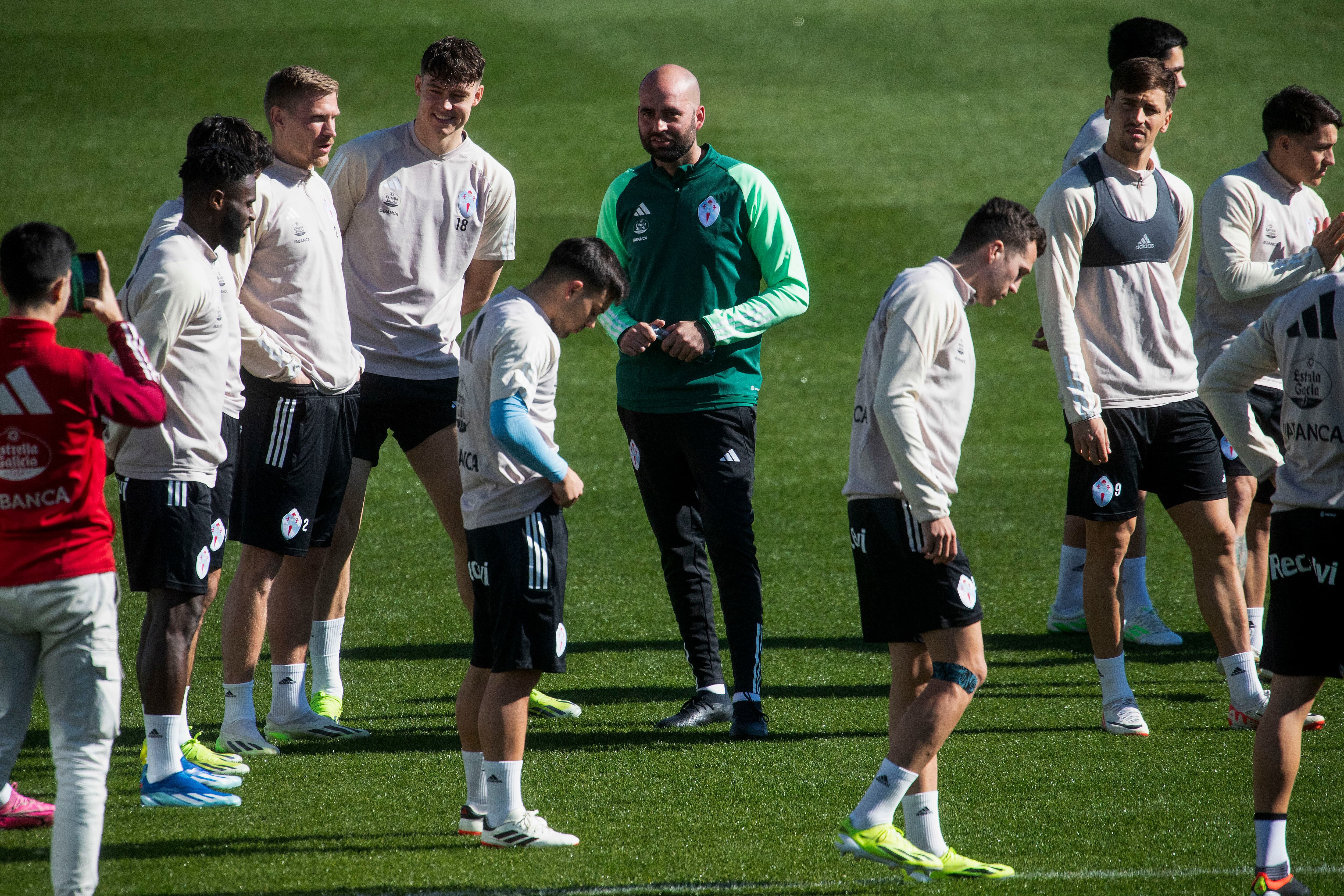 VIGO, 13/03/2024.- El nuevo entrenador del Real Club Celta de Vigo, Claudio Giraldez, dirige este miércoles su primer entrenamiento con el equipo tras la sustitución de Rafa Benítez. EFE/Salvador Sas
