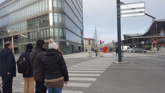 Parados esperando a que el semáforo se ponga en verde aunque no pasan coches