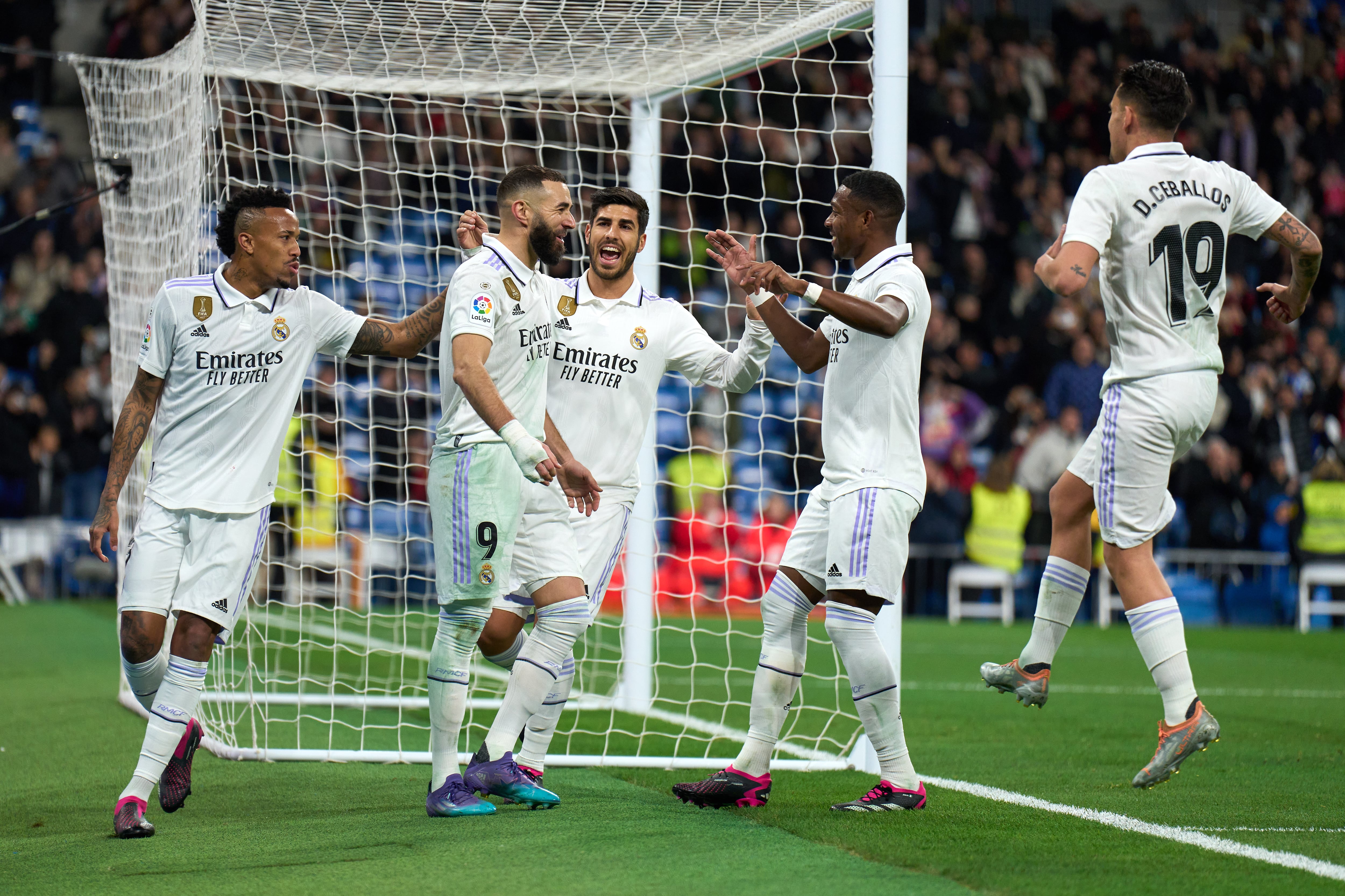 Karim Benzema celebra un gol junto a sus compañeros.