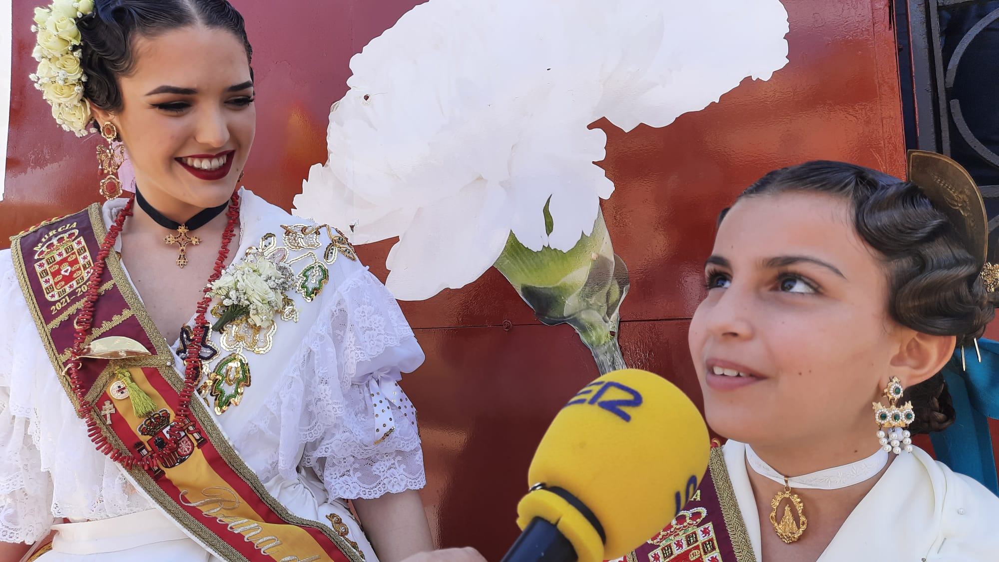 Maite Irles Luna, Reina de la Huerta 2021-22, y Ángela Moreno Micol, Reina de la Huerta Infantil, durante la emisión de Hoy por hoy Murcia