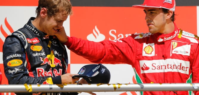 El español, ganador del GP de Alemania 2012, anima a Vettel antes de que recibiera una sanción que le hizo pasar de la segunda a la quinta plaza en la carrera