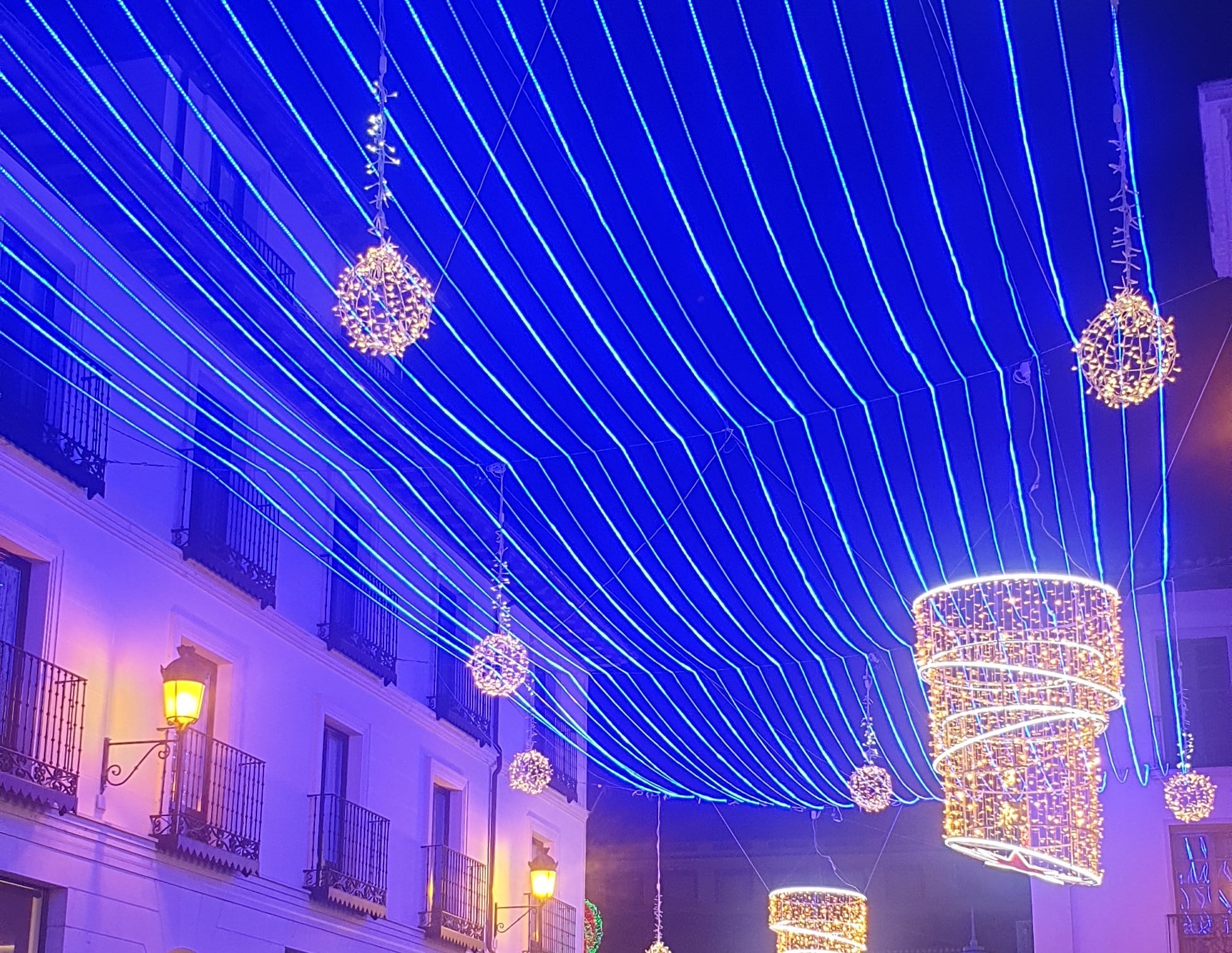 Detalle de la iluminación navideña en la Bocaplaza