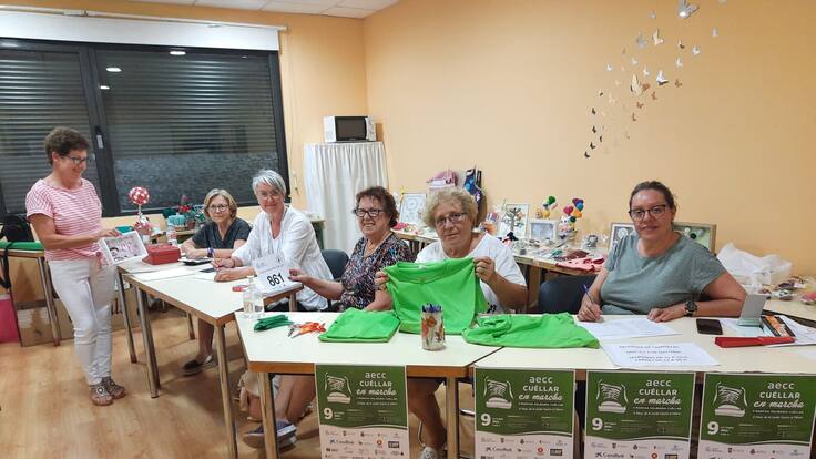 Arancha Sanz, voluntaria de la Asociación Española contra el Cáncer, da detalles de la marcha que se celebra el domingo en Cuéllar