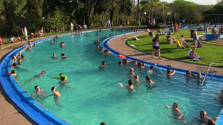 Un grupo de turistas se bañan en una piscina para poder soportar mejor el aumento del calor durante el verano del año 2015 que ha sido el más cálido en la historia. 