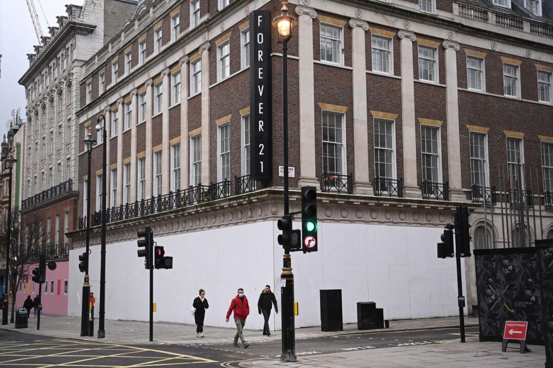 Varias personas pasean por una calle de Londres