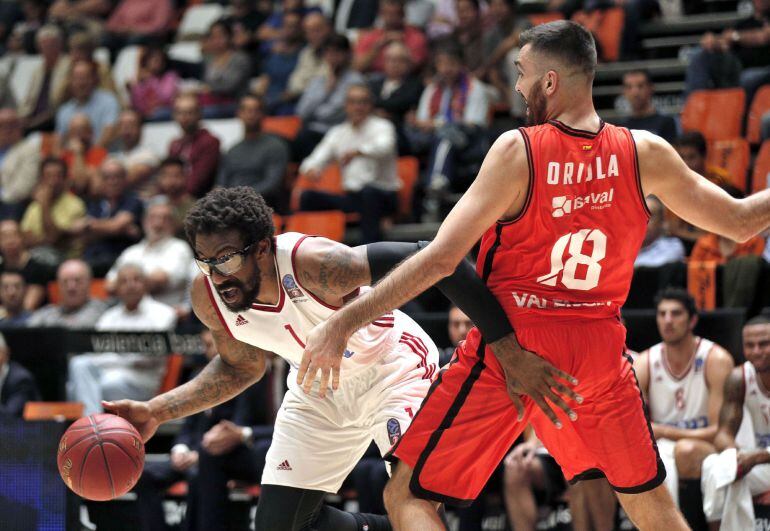 GRA519. VALENCIA, 1102016.- El pívot estadounidense del Hapoel Jerusalem, Amar&#039;e Stoudemire (i), trata de superar el bloqueo del ala-pivot del Valencia Basket, Pierre Oriola, durante el partido correspondiente a la la segunda jornada de la Eurocopa jugado