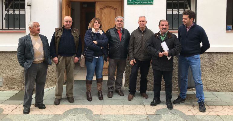 El alcalde de La Puerta de Segura, Jesús Cózar, (derecha), junto al diputado de Infraestructuras Municipales, José Castro (a su derecha), junto a responsables de la residencia.