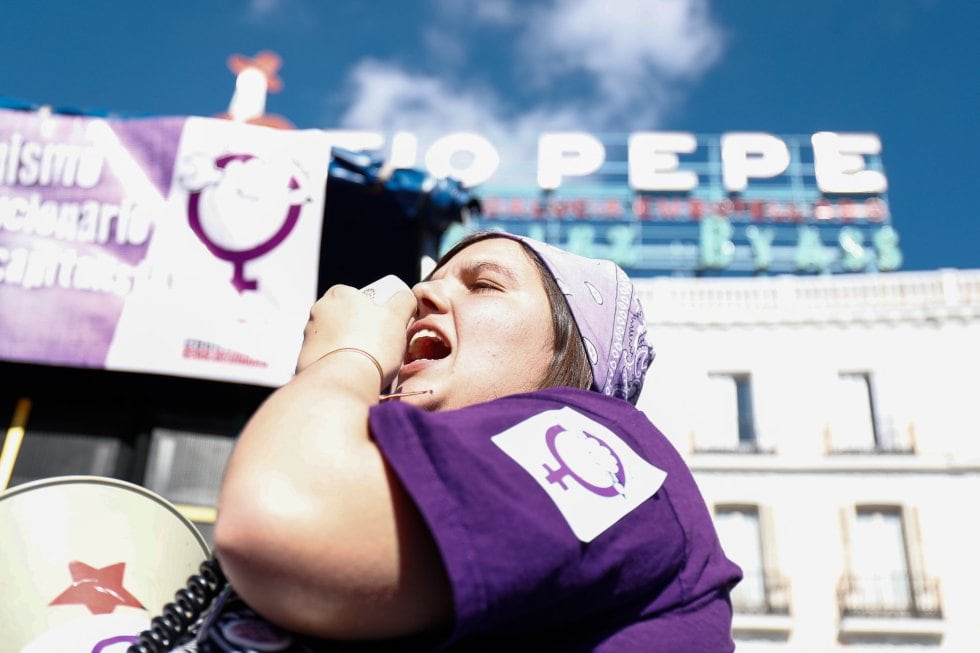 Manifestación feminista en la Puerta del Sol con motivo del 8-M
News: Feminist demostrations in Madrid

Ilustration during the demostrations convened by the Student Union and feminist platform (Free and Combative) to support the 8M strike at the Puerta d