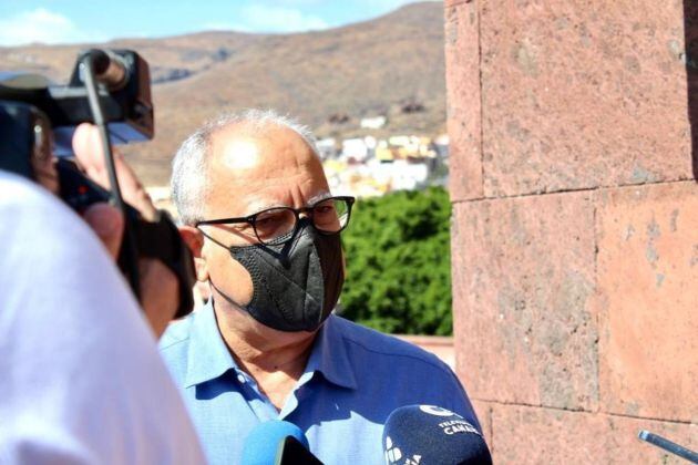 El presidente del Cabildo de La Gomera plantea bombardear el volcán para guiar la senda de la lava.