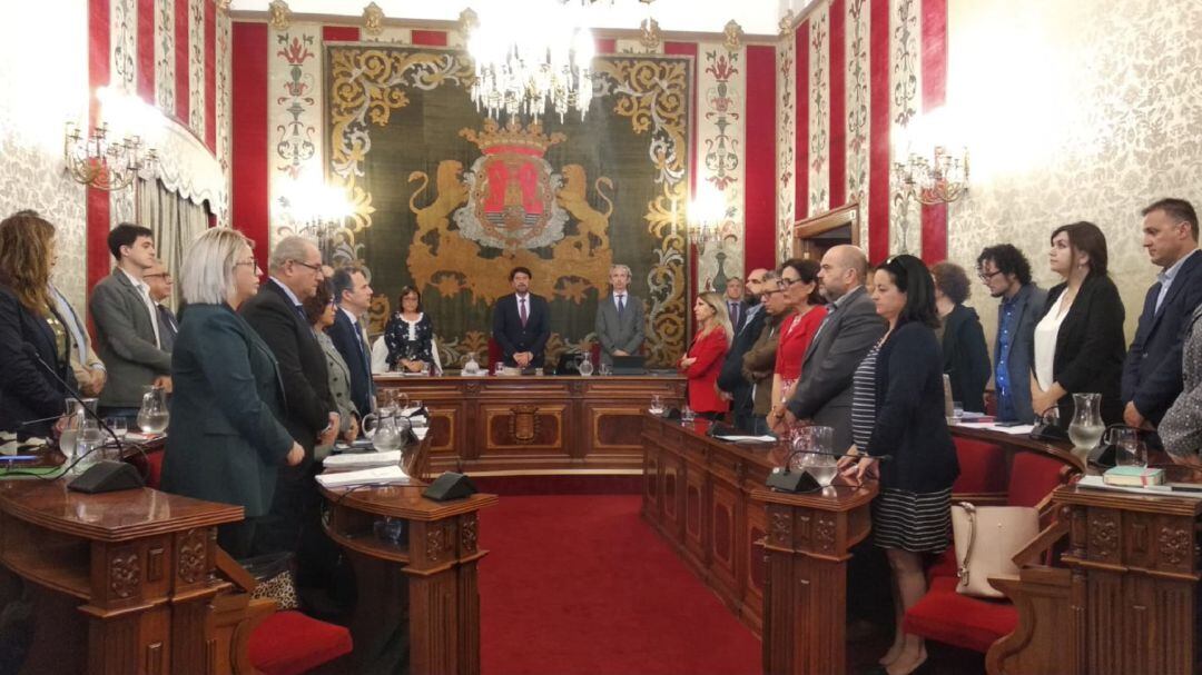 Los ediles han guardado un minuto de silencio por el reciente fallecimiento de la poetisa alicantina Francisca Aguirre