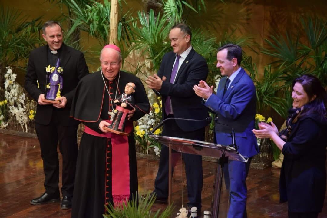 Agradecimiento nazareno al obispo de Cuenca tras su pregón de inicio de la Semana Santa de 2026.