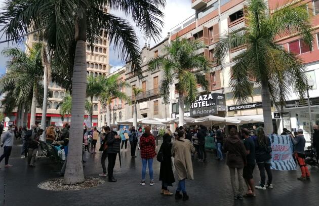 Un grupo de unas doscientas personas se han concentrado este sábado en la Plaza de Candelaria de Santa Cruz de Tenerife, donde se ubican dos de los hoteles que acogen a personas migrantes en Tenerife desde el verano, para protestar por las políticas que e