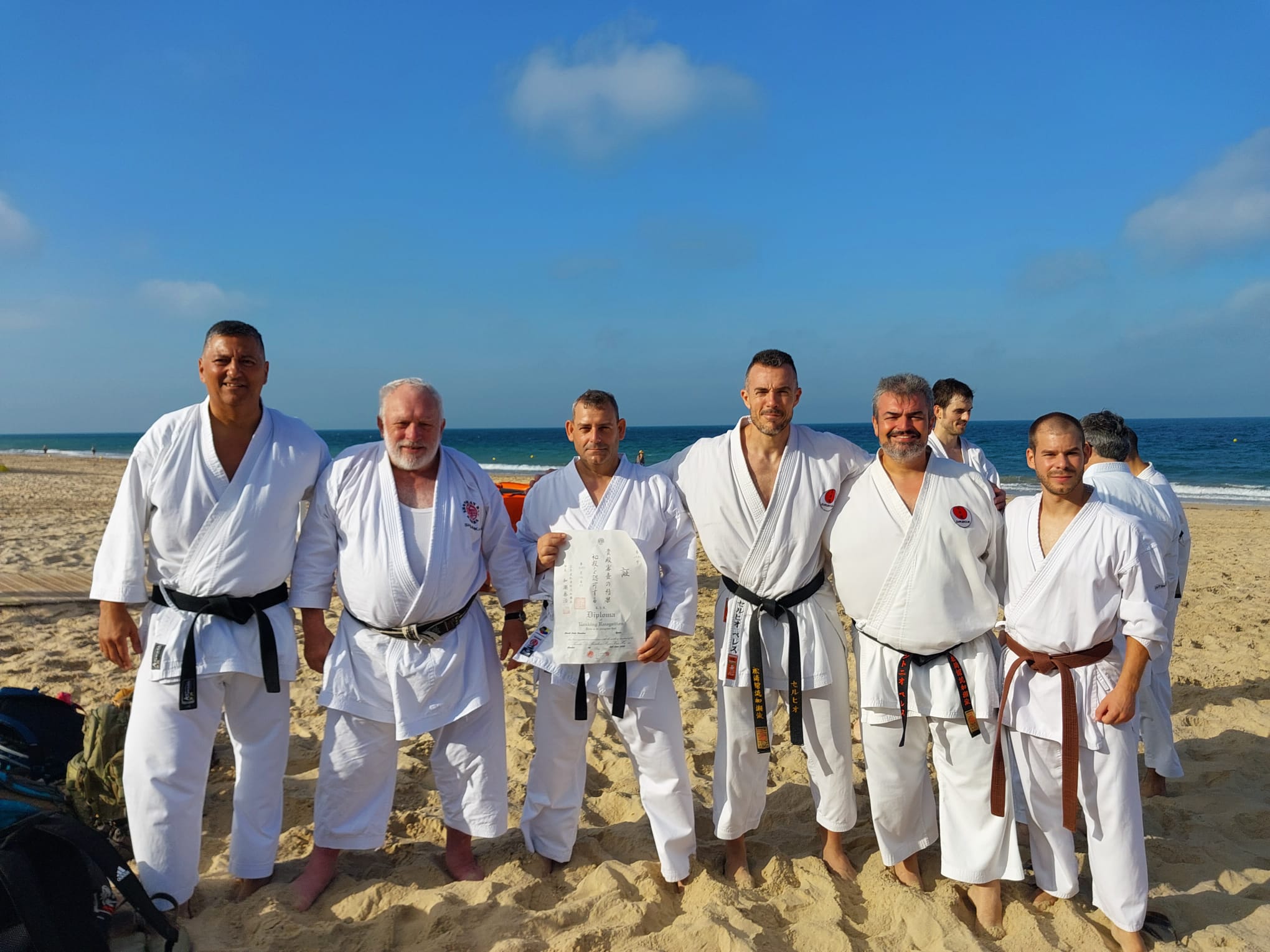 Alumnos de la Escuela Municipal de karate con el director, Sergio Pérez