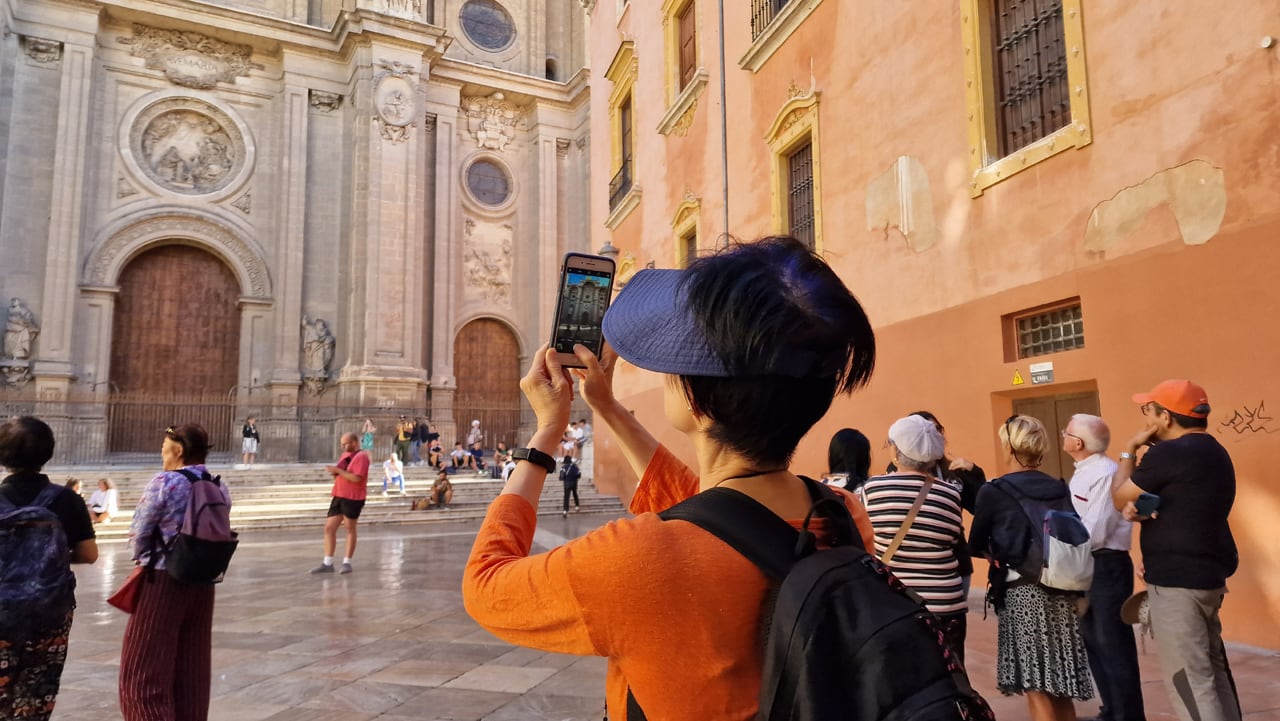 Turistas en la Plaza de las Pasiegas de Granada en septiembre de 2023