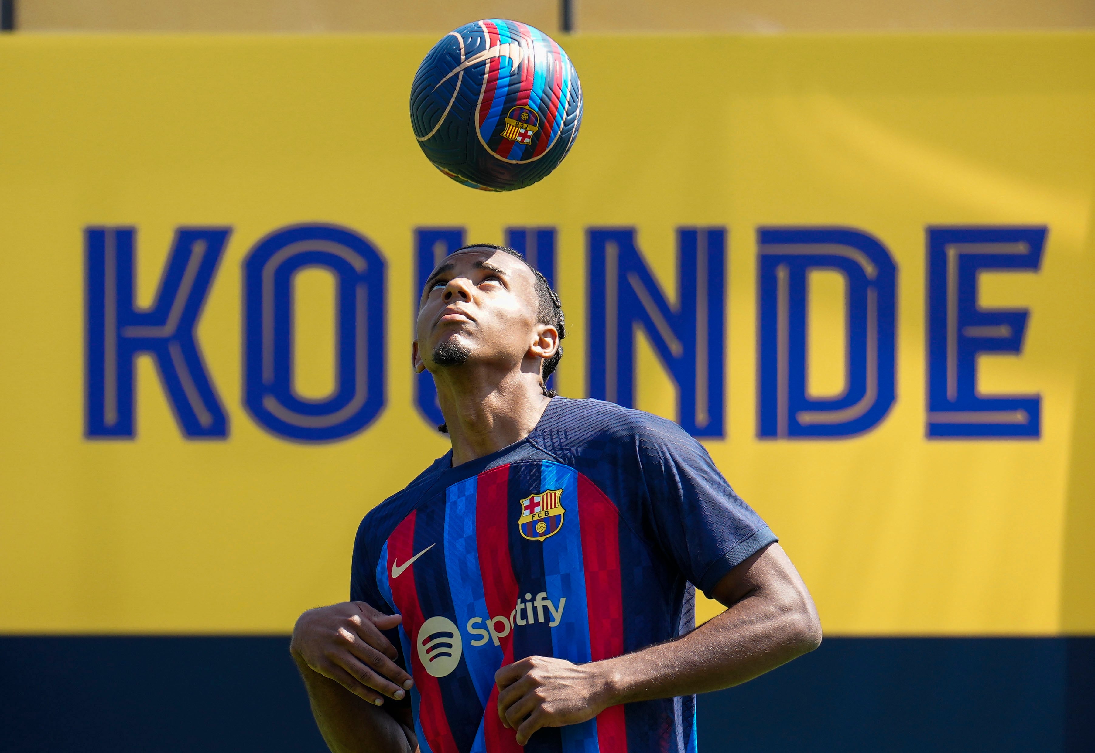 El jugador francés Jules Kounde, durante la presentación este mediodía como nuevo jugador del FC Barcelona.