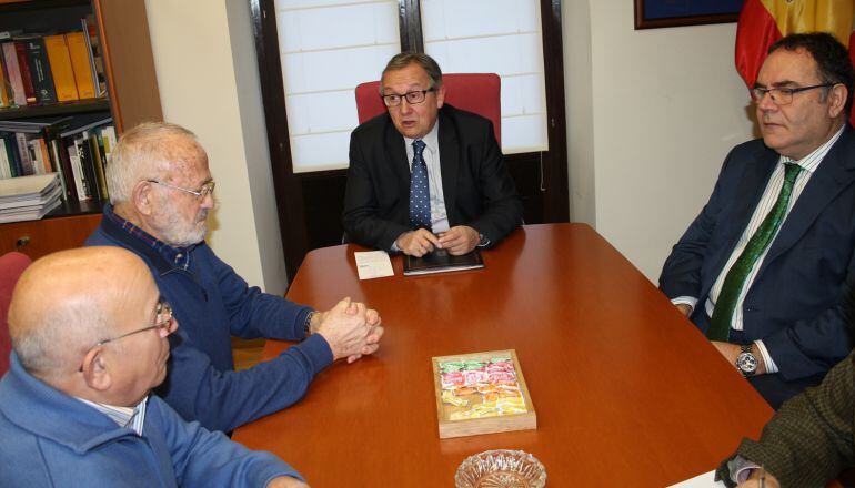 Imagen de la reunión de los vecinos con el delegado territorial de la Junta y los responsables de Sacyl