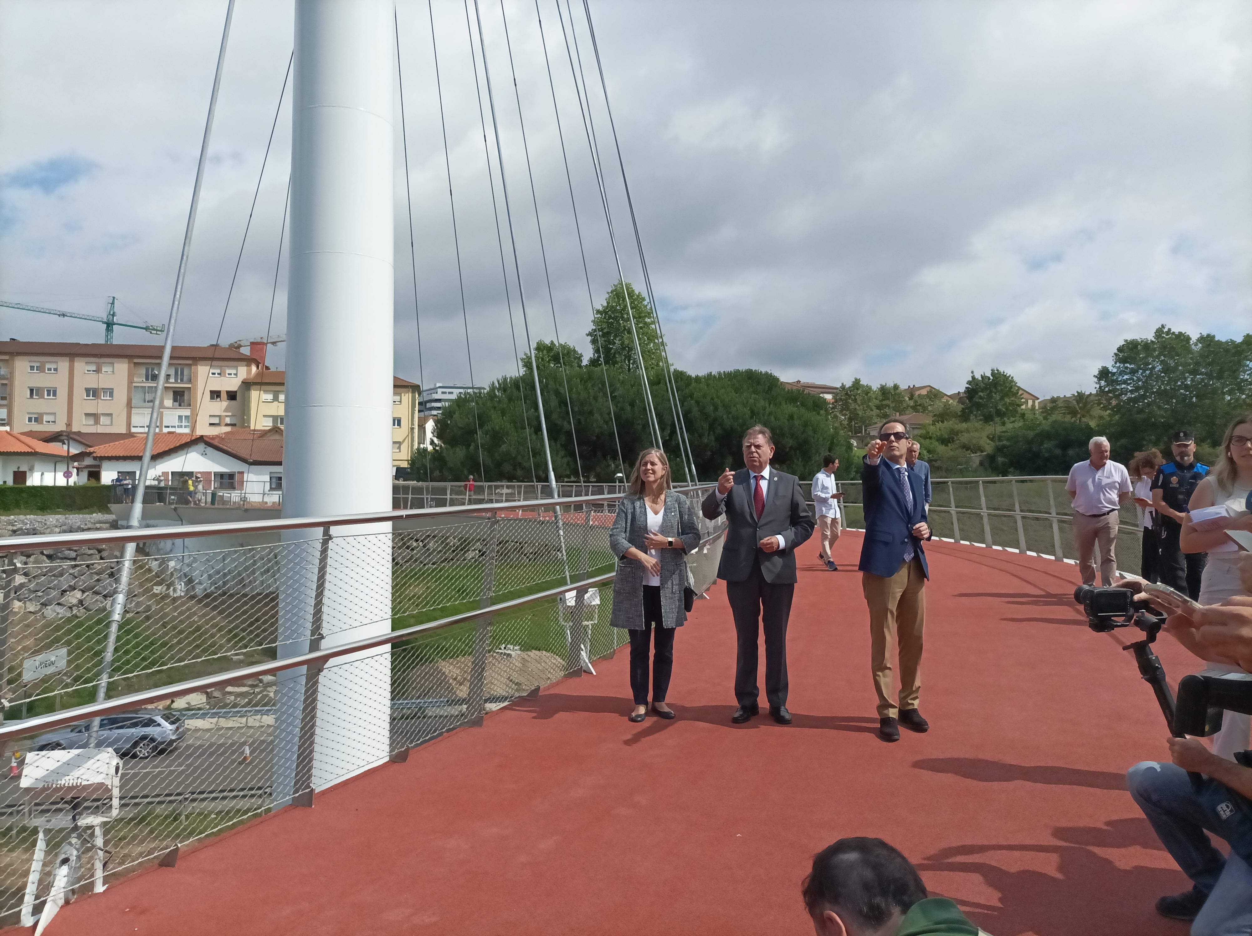 Alfredo Canteli estrena la pasarela peatonal de &quot;el arpa&quot; construida sobre la entrada de la Y en la ciudad