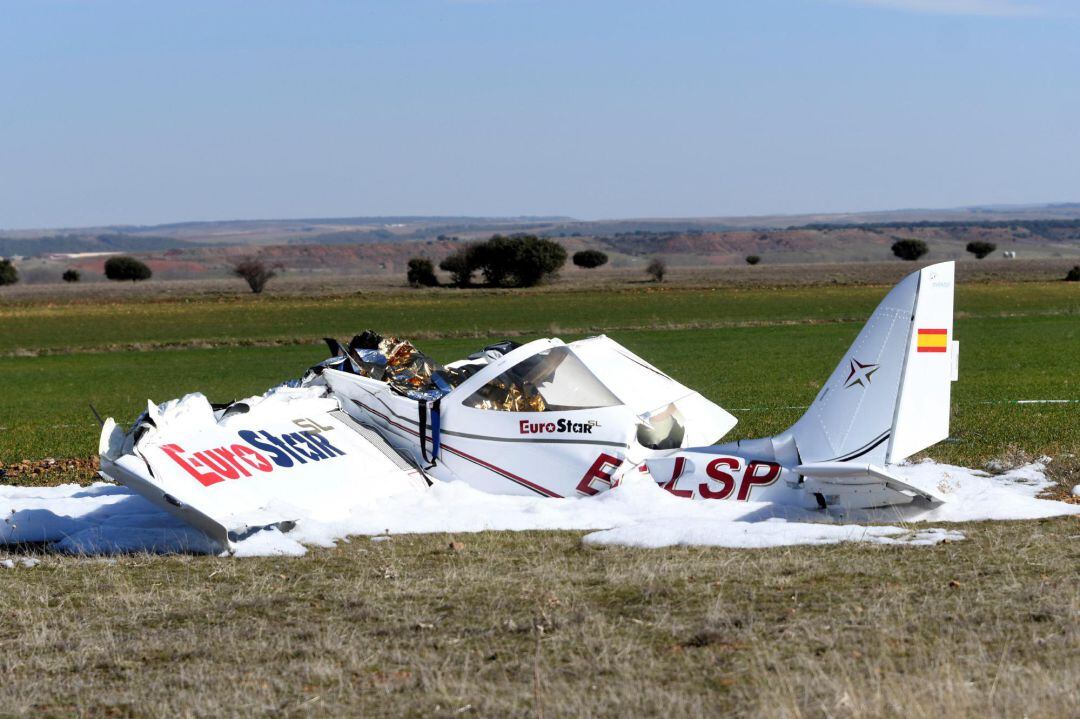 Estado en el que ha quedado la avioneta que se ha estrelladro este domingo en el aeródromo La Nava, en el término municipal de Corral de Ayllón (Segovia), causando la muerte a los ocupantes, dos hombres, vecinos de Madrid.