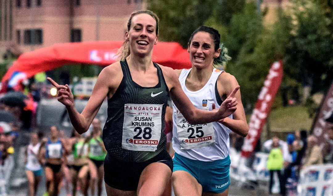 Las atletas, la holandesa Susan Krumins (i), y la portuguesa-española Solange Pereira (d), primera y segunda clasificadas en la prueba femenina de la XXXI Milla Internacional de Berango que ha tenido lugar esta tarde