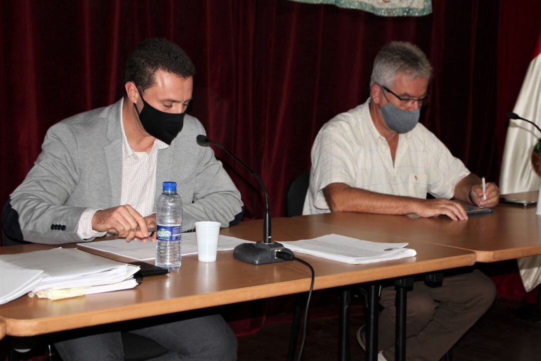 El alcalde de Yaiza, Óscar Noda, y el primer teniente de alcalde, Ángel Domínguez, en un momento del pleno de este jueves 22 de octubre.