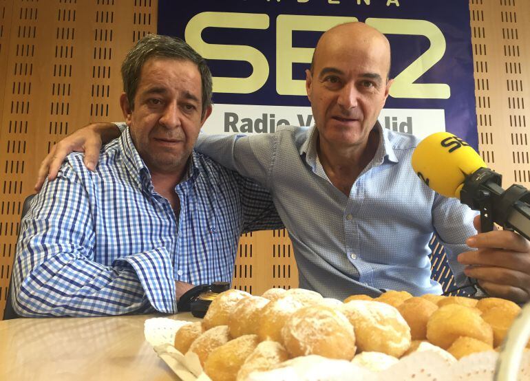 Juan José Polo y Carlos Flores ante una bandeja de buñuelos 