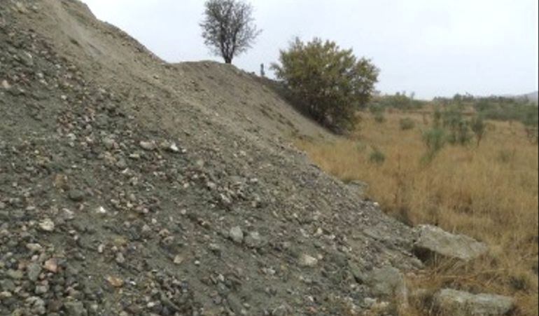 Los vertidos de tierras han invadido espacios de interés, según la organización