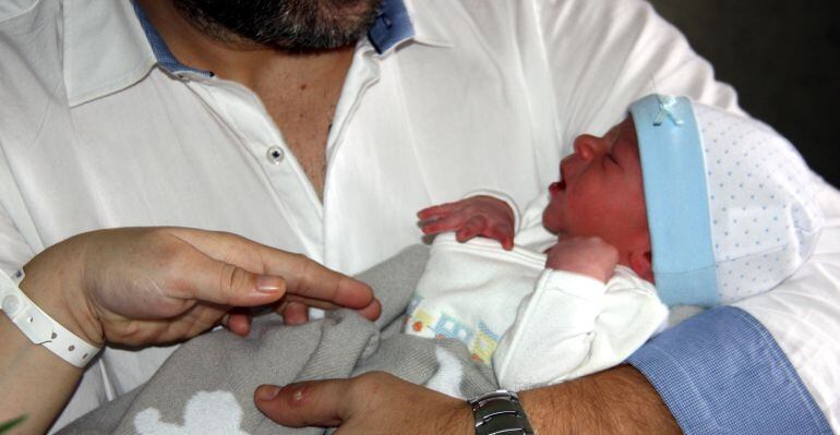 El primer nadó nascut a les comarques de Lleida el 2016, l'Albert Aldavert. Imatge de l'1 de gener del 2016 a l'Hospital Arnau de Vilanova