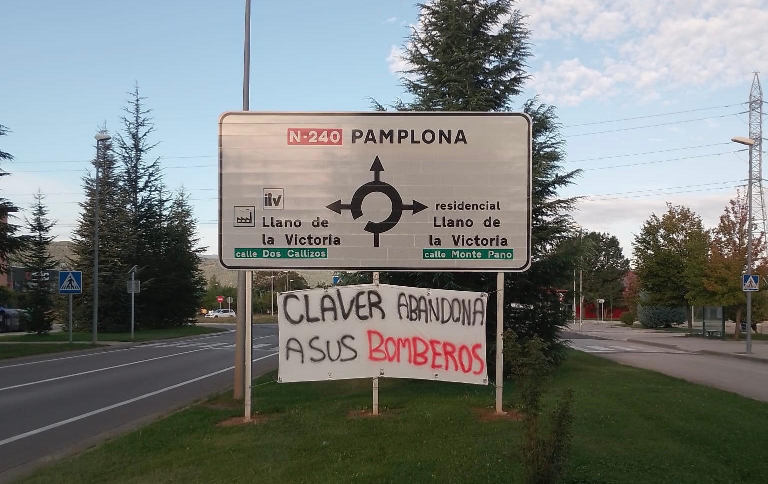 Ante lo que consideran pocos servicios mínimos, los bomberos han cambiado huelga por carteles en los que acusan a la DPH de su situación