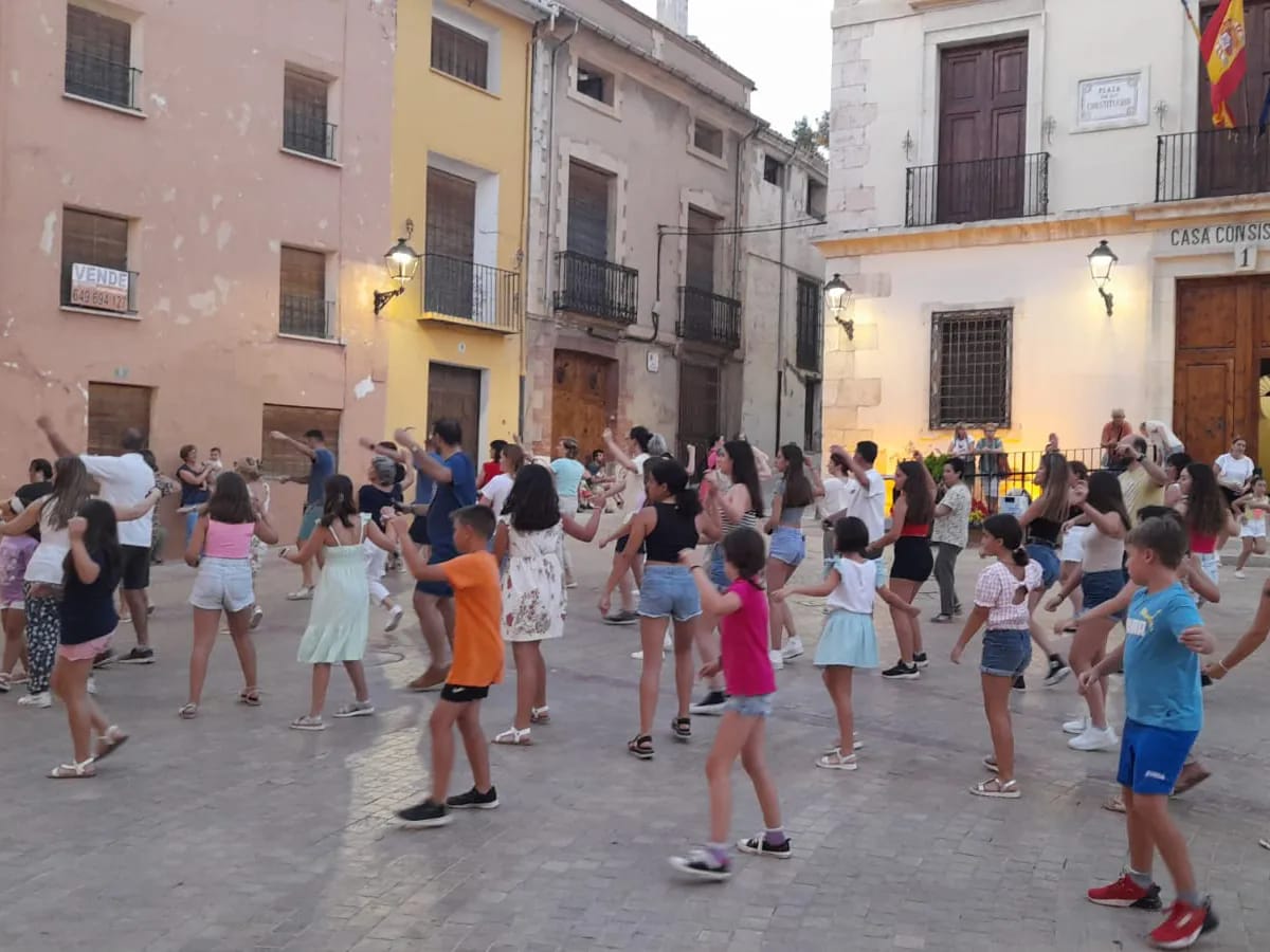 Danses al Carrer. Grupo Coros y danzas Biar