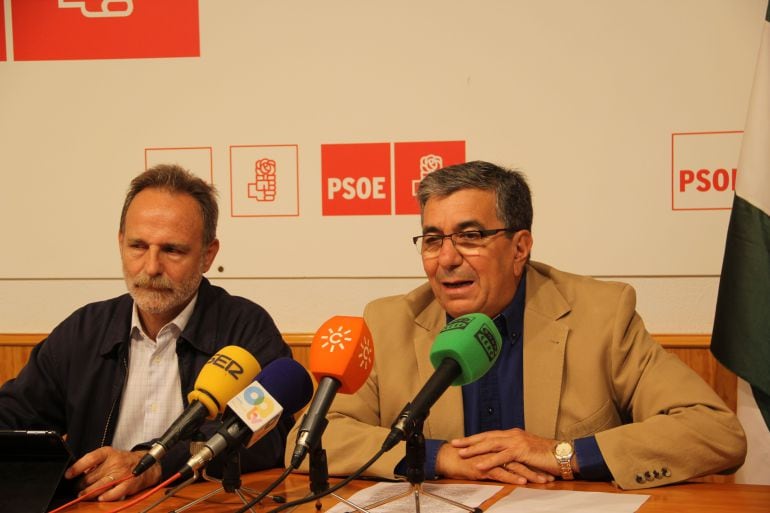 Salvador De la Encina y Juan Antonio Palacios, durante su intervención ante los medios de comunicación.