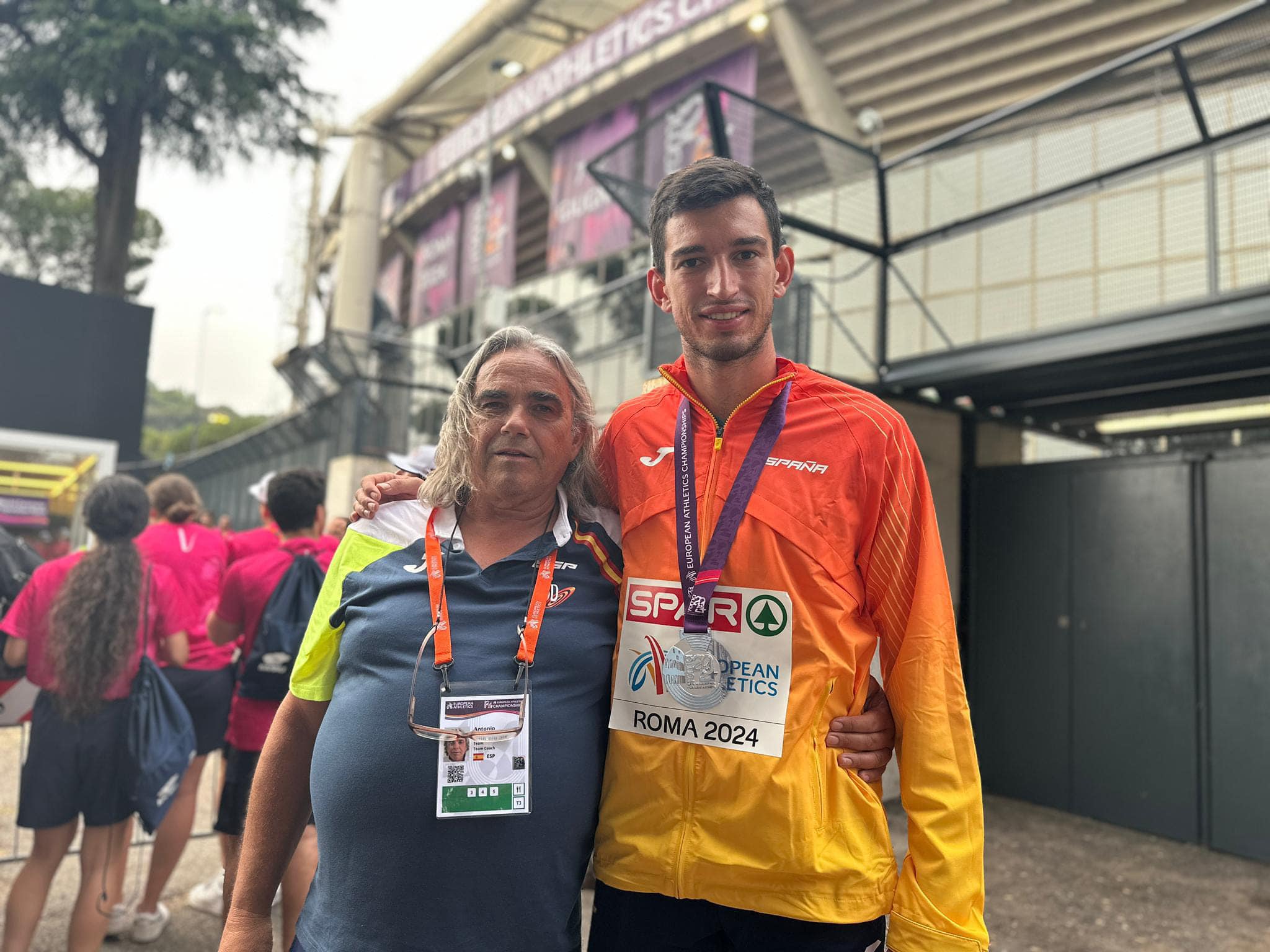 Toni Puig junto a Quique Llopis con la medalla de plata al cuello